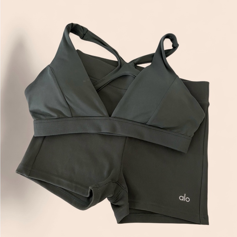 ALO Yoga Dark Green Ribbed Crisscross Sports Bra M & Shorts S Set
